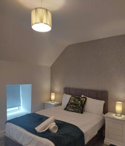 een slaapkamer met een bed met een handdoek erop bij Tribeca Stay in Galway