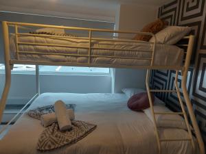 a bunk bed with towels on the bottom bunk at Tribeca Stay in Galway
