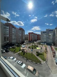 een uitzicht vanuit een raam van een parkeerplaats bij Квартира Люкс на Поділлі in Vinnytsya