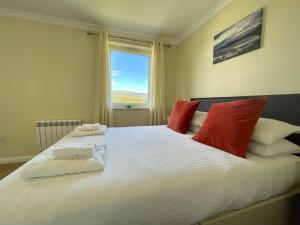 Ένα ή περισσότερα κρεβάτια σε δωμάτιο στο Lochiel Apartment