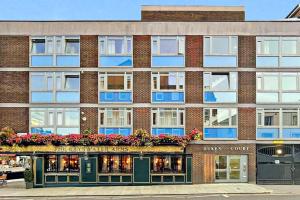 un edificio de ladrillo con un restaurante delante de él en Bright & Spacious Flat next to Bayswater Station, en Londres