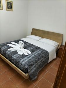 a bedroom with a bed with a white flower on it at Agrimar 2 in Rignano Flaminio