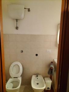 a bathroom with a toilet and a sink at Agrimar 2 in Rignano Flaminio