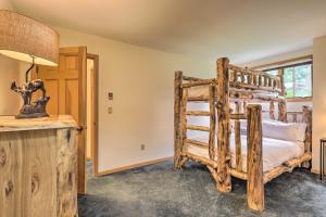 sypialnia z drewnianym łóżkiem w pokoju w obiekcie Lake Placid Condo with Patio - Walk to Beach! w mieście Lake Placid