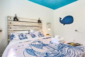Un pat sau paturi într-o cameră la Secluded La Mer Cottage Less Than 1 Mi to Beach!