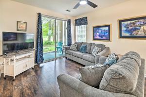 sala de estar con 2 sofás y TV de pantalla plana en Ground-Floor Condo with Community Perks en Myrtle Beach