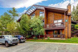 uma casa com um carro estacionado em frente em Whispering Red Pine Paradise em Park City