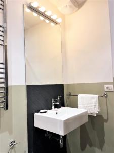 A bathroom at Pantheon Rome Relais