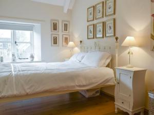 キンガムにあるPear Tree Cottageのベッドルーム(大きな白いベッド1台、窓付)