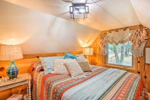 1 dormitorio con cama y ventana en Wrightwood Cabin with Cozy Interior!, en Wrightwood