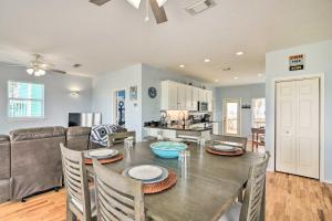 Un comedor y una sala de estar con mesa y sillas. en Dock, Ocean Views and Access Bay City Home!, en Sargent