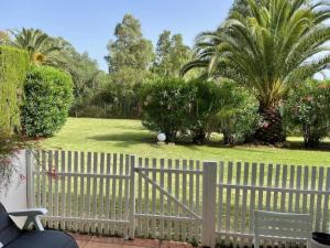 Ogród w obiekcie Puerto Banus Apartment near beachfront, big sunny terrace, pool, tennis court, parking & movies projector