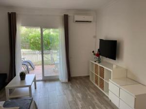 Telewizja i/lub zestaw kina domowego w obiekcie Puerto Banus Apartment near beachfront, big sunny terrace, pool, tennis court, parking & movies projector