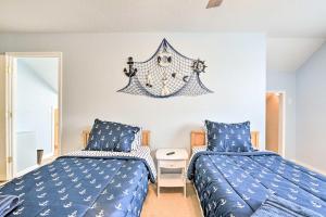 twee bedden naast elkaar in een slaapkamer bij Bay City Home with Dock, Ocean Views and Access! in Sargent