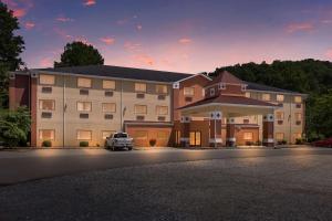 un edificio con un camión estacionado frente a él en Best Western Logan Inn, en Chapmanville