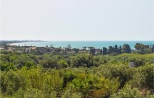 widok na ocean z wzgórza z drzewami w obiekcie Lovely Home In Pozzallo With Kitchen w mieście Pozzallo +31 zdjęć