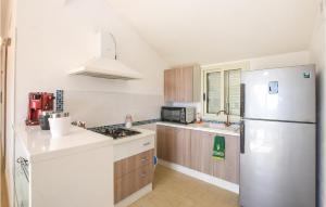 Kuchnia lub aneks kuchenny w obiekcie Lovely Home In Pozzallo With Kitchen