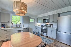 cocina con mesa de madera y comedor en Enchanting Family House with Balcony Less Than 3 Mi to WVU!, en Morgantown