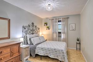 1 dormitorio con 1 cama, vestidor y ventana en Enchanting Family House with Balcony Less Than 3 Mi to WVU! en Morgantown