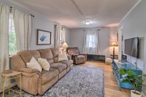 sala de estar con sofá y silla en Enchanting Family House with Balcony Less Than 3 Mi to WVU!, en Morgantown
