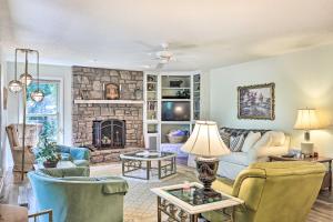 Istumisnurk majutusasutuses Furnished Deck with Views Hot Springs Cottage