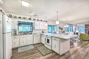 Köök või kööginurk majutusasutuses Furnished Deck with Views Hot Springs Cottage