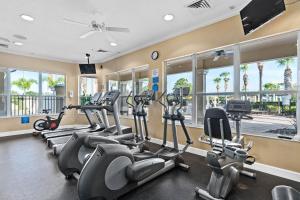 un gimnasio con cintas de correr y máquinas elípticas en Windsor Hill Resort Home w Pool, 5 Min from Disney, en Orlando