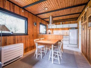 een keuken met een tafel en stoelen in een kamer bij 5 person holiday home in Vejers Strand in Vejers Strand