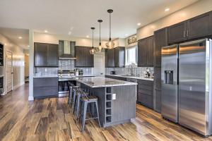 Gallery image of Walk To Golf Modern Mtn-View Home in Granby in Granby +30 photos