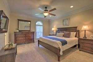 Katil atau katil-katil dalam bilik di Waterfront Eatonton Escape with Private Hot Tub!