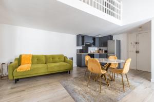 Kuchyňa alebo kuchynka v ubytovaní LB Vacation Rentals I Beautiful City Center & Renovated Duplex Minutes from Beaches & Palais