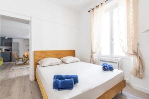 Posteľ alebo postele v izbe v ubytovaní LB Vacation Rentals I Beautiful City Center & Renovated Duplex Minutes from Beaches & Palais