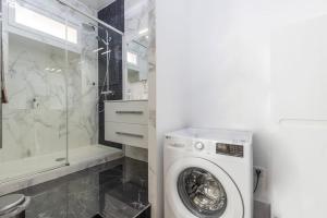 Kúpeľňa v ubytovaní LB Vacation Rentals I Beautiful City Center & Renovated Duplex Minutes from Beaches & Palais