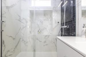 Kúpeľňa v ubytovaní LB Vacation Rentals I Beautiful City Center & Renovated Duplex Minutes from Beaches & Palais