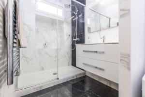 Kúpeľňa v ubytovaní LB Vacation Rentals I Beautiful City Center & Renovated Duplex Minutes from Beaches & Palais