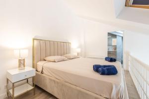 Posteľ alebo postele v izbe v ubytovaní LB Vacation Rentals I Beautiful City Center & Renovated Duplex Minutes from Beaches & Palais