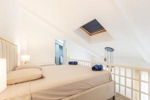 Posteľ alebo postele v izbe v ubytovaní LB Vacation Rentals I Beautiful City Center & Renovated Duplex Minutes from Beaches & Palais