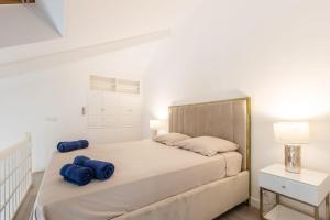 Posteľ alebo postele v izbe v ubytovaní LB Vacation Rentals I Beautiful City Center & Renovated Duplex Minutes from Beaches & Palais