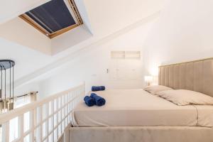 Posteľ alebo postele v izbe v ubytovaní LB Vacation Rentals I Beautiful City Center & Renovated Duplex Minutes from Beaches & Palais