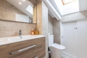 Kúpeľňa v ubytovaní LB Vacation Rentals I Beautiful City Center & Renovated Duplex Minutes from Beaches & Palais