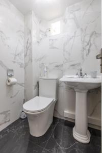 Kúpeľňa v ubytovaní LB Vacation Rentals I Beautiful City Center & Renovated Duplex Minutes from Beaches & Palais