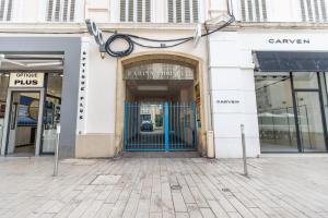 Exteriér alebo vchod do ubytovania LB Vacation Rentals I Beautiful City Center & Renovated Duplex Minutes from Beaches & Palais