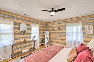 um quarto com paredes de madeira, uma cama e um tecto em Marshall Mtn Retreat Lovely Vineyard Views! em Marshall