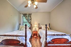 1 Schlafzimmer mit 2 Betten und einem Deckenventilator in der Unterkunft Classic Cabin Nature Retreat Hike On-Site! 