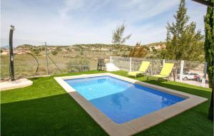 een zwembad in het midden van een tuin bij Cozy Home In El Rellano- Murcia With Kitchen in Las Casicas
