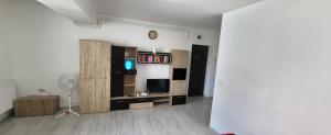 a living room with a entertainment center with a tv at Self check-in Studio 22 Bulevardul Oltenia in Craiova