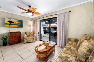 sala de estar con sofá y mesa en Casa De Emdeko 323, en Kailua-Kona