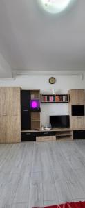 Elle comprend un salon doté de parquet et d'un plafond blanc. dans l'établissement Self check-in Studio 22 Bulevardul Oltenia, à Craiova