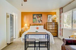 1 dormitorio con 1 cama con paredes de color naranja en Pine Tree Place - Unit 4, en South Lake Tahoe