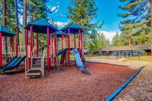 un parque infantil con tobogán en Pine Tree Place - Unit 4, en South Lake Tahoe